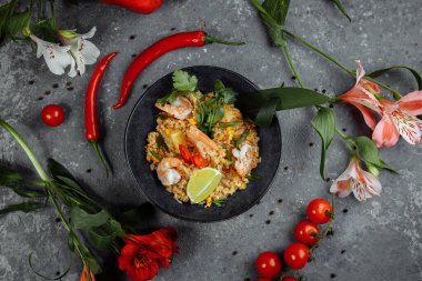 Siyah tabakta karidesli Tayland pirinci. telif hakkı yeri.