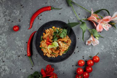 Tavuklu Tayland pilavı. Tayland yemeği, tavuk, Yalta soğanı, mısır, ananas, domates, soya sosu, acı biber ezmesi, kişniş, limon, acı biber yeşili soğan baharatları.