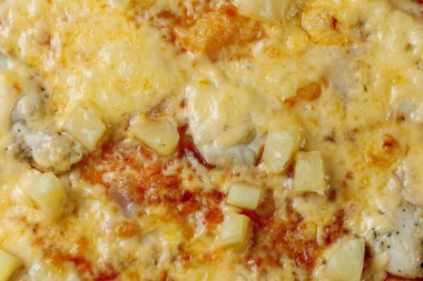 Tavuk göğsü, ananas ve Mozzarella peynirli pizza..