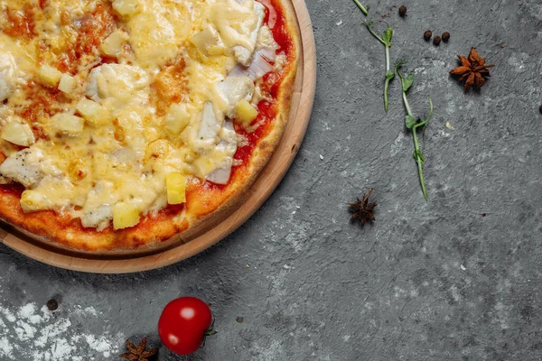 Pizza Piersią Kurczaka Ananasem Serem Mozzarella — Zdjęcie stockowe