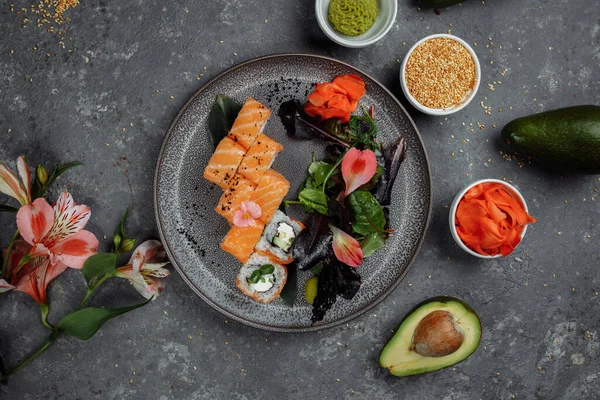 Lahodné Čerstvé Sushi Rolky Lososem Filadelfským Sýrem Šedém Talíři Tmavém — Stock fotografie