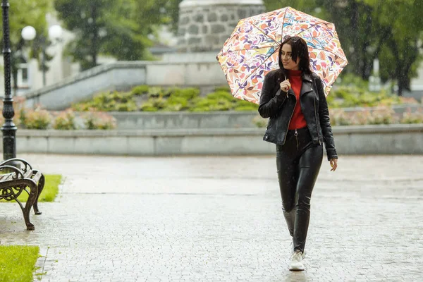 Девушка Маске Идет Улице Девушка Защитной Маске Гуляет Парку Зонтиком — стоковое фото