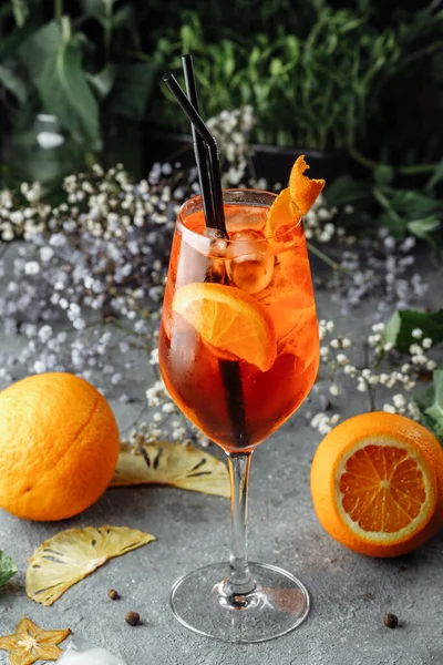 Aperol Spritz Koktél Szürke Beton Háttérrel Egy Pohár Aperol Spriccet — Stock Fotó