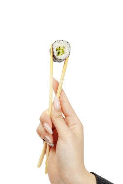 Japon mutfağı, beyaz arka planda suşi ruloları izole edilmiş, yakın plan.