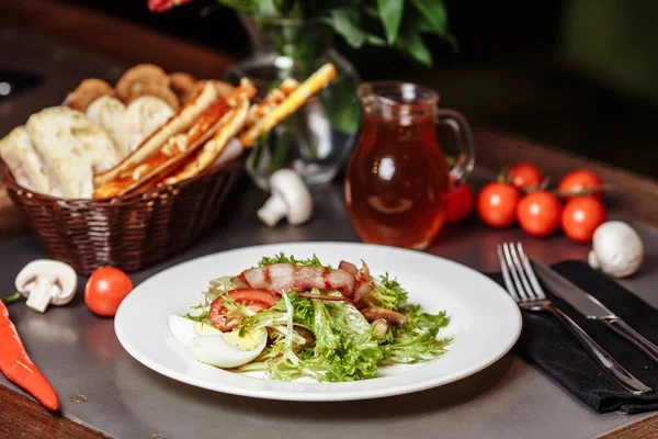 Lätt Sallad Med Grönsaker Bacon Körsbär Grillad Svamp Tomater Ägg — Stockfoto