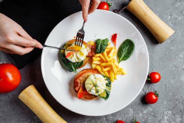 Patates kızartmalı haşlanmış yumurta ve kızarmış ekmek..