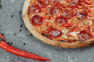 İnce dilimlenmiş pepperoni, Amerikan usulü pizzaların popüler bir pizzasıdır..