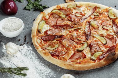 Dilimlenmiş Pepperoni Pizza, beyaz arka planda izole edilmiş.