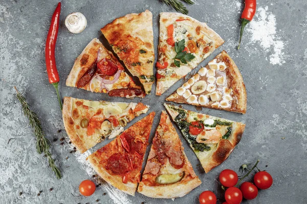 8 dilim ve lezzetli malzemelerle sulu bir pizza..