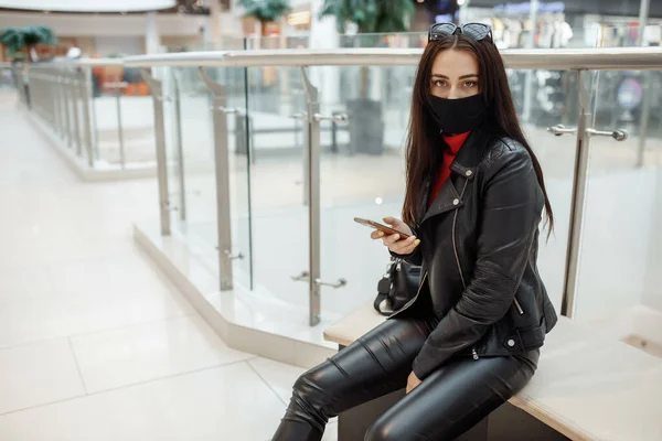 Alışveriş Merkezinde Siyah Maskeli Cep Telefonu Olan Bir Kız Koronavirüs — Stok fotoğraf