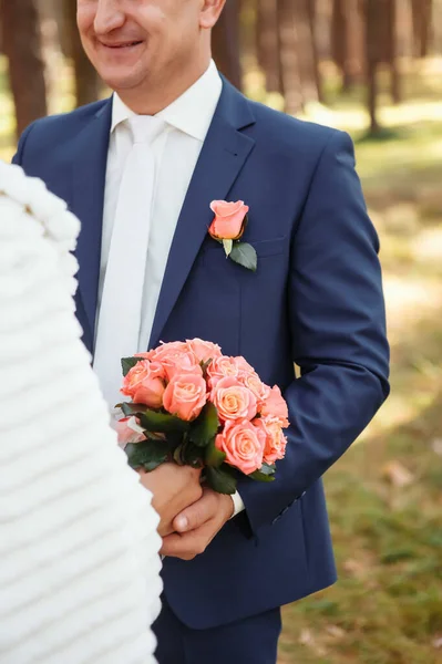 Pengantin Dalam Gaun Yang Indah Dengan Kereta Memegang Karangan Bunga — Stok Foto