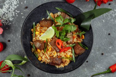 Gri desenli arka planda sığır eti ve sebzeli kızarmış pirinç..