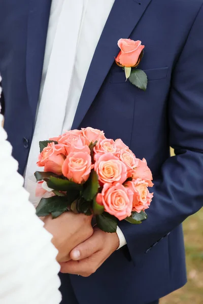 Una Novia Hermoso Vestido Con Tren Sosteniendo Ramo Flores Vegetación —  Fotos de Stock