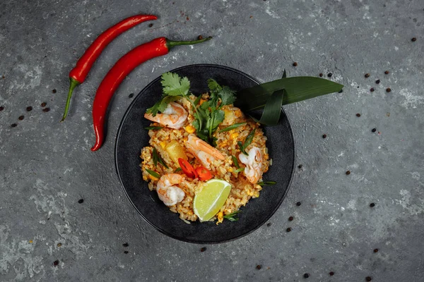 Arroz Tailandês Com Camarão Uma Placa Preta Fundo Escuro Direito — Fotografia de Stock