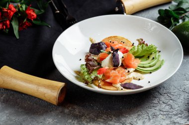 Avokado ve somonlu yeşil kekler, avokado ve somonlu krep kahvaltısı..