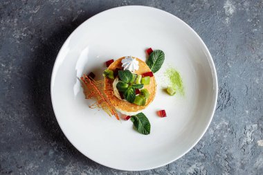 Gri mavi tabakta kremalı börek yığını..