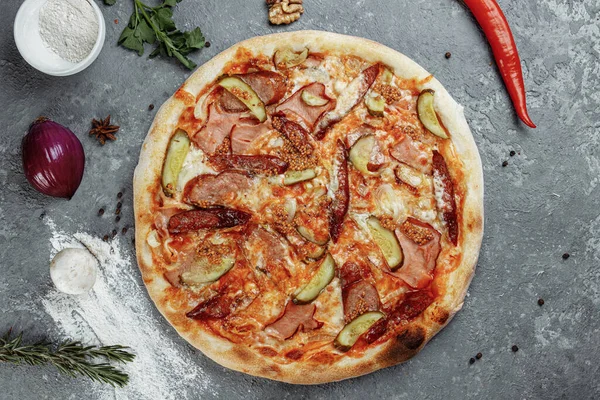 Dilimlenmiş Pepperoni Pizza, beyaz arka planda izole edilmiş.