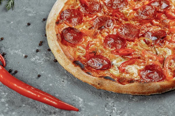 İnce dilimlenmiş pepperoni, Amerikan usulü pizzaların popüler bir pizzasıdır..