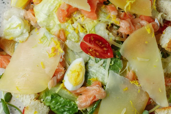 Caesar Salade Met Zalm Verse Groenten Bovenaanzicht Vrije Ruimte Voor — Stockfoto