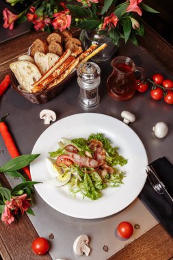 Sebzeli hafif salata, pastırmalı, kirazlı, mantarlı, domates yumurtalı. Lezzetli yaz yemeği.