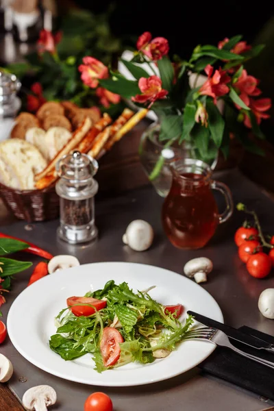 Caesarsallad Med Kyckling Körsbärstomater Sallad — Stockfoto