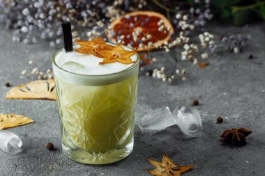 Viski kokteyli - Limon suyu, şeker şurubu ve yumurta beyazıyla viski.