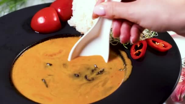 Leckere Tom Yum Suppe Mit Garnelen Und Kokosmilch — Stockvideo