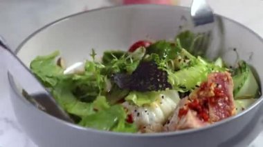 Taze, hafif bir kahvaltı, iş yemeği. Haşlanmış yumurta, karabuğday, kırmızı balık, taze salata, salatalık ve kiraz domatesli kahvaltı, iş yemeği konsepti.