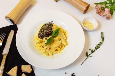 Dört peynirli makarna. Ev yapımı makarna, krem peynir sosu, Dor Blue, Çedar, Parmesan, fesleğen. İtalyan yemeği. Ahşap bir arka planda. Üst Manzara. Metin için boş alan.