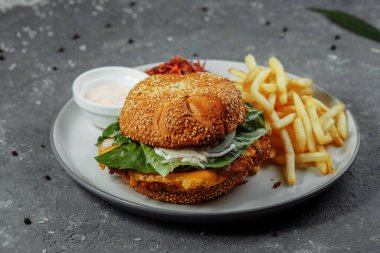 Taze ve kızarmış balık burger ve sebze..