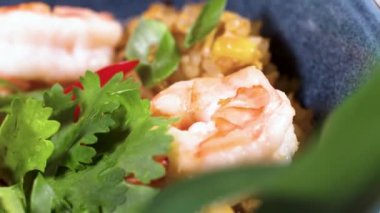 Siyah tabakta karidesli Tayland pirinci. telif hakkı yeri.