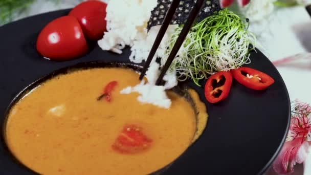 Gustosa Zuppa Tom Yum Con Gamberetti Latte Cocco — Video Stock