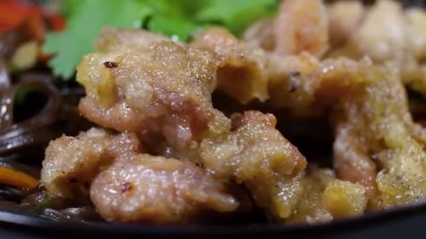 Japońskie Jedzenie Smażone Makaron Soba Warzywa Czarnej Misce Pyszne Pożywne — Wideo stockowe