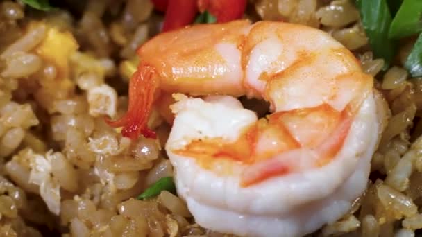 在深色背景的黑色盘子里放虾的泰国米饭 版权的地方 — 图库视频影像