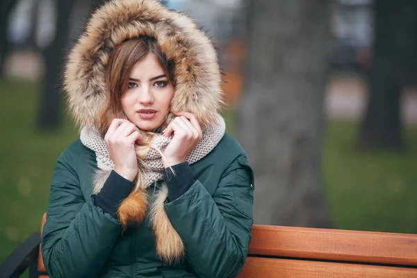 Jeune Femme Séduisante Vêtements Automne Est Assis Sur Banc Dans — Photo