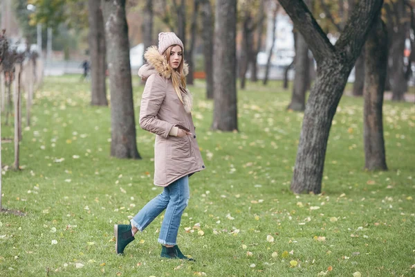 Mladá Hezká Žena Kráčí Podzimním Parku — Stock fotografie