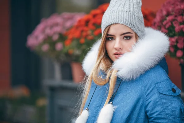 Zamilovaná Přírody Dívka Bundě Prochází Podzimním Parkem Teplé Oblečení Pro — Stock fotografie