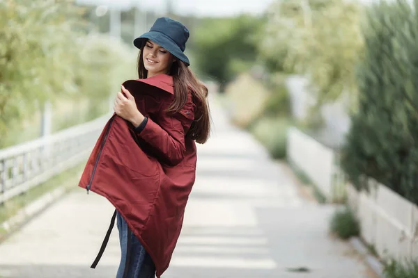 Belle Fille Marche Dans Ruelle Dans Manteau Automne — Photo