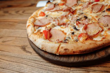 Tahta masa manzaralı pizza. Fast food. Sosyal medya blogu. Fotokopi alanı. Pizza hazır..