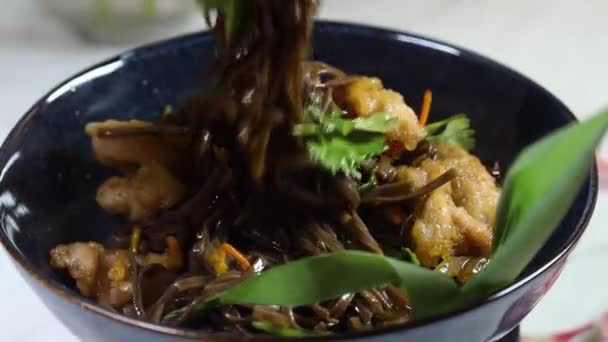 Comida japonesa: Massa de soba frita e legumes em tigela preta. Delicioso, nutritivo comida asiática — Vídeo de Stock