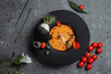 Lezzetli Tom Yum çorbası karides ve hindistan cevizi sütü