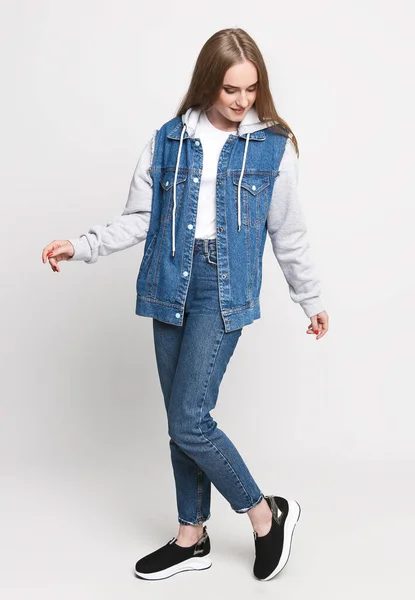 Smuk Kvinde Denim Sweater Jeans Hvid Baggrund Foto Koncept Til - Stock-foto