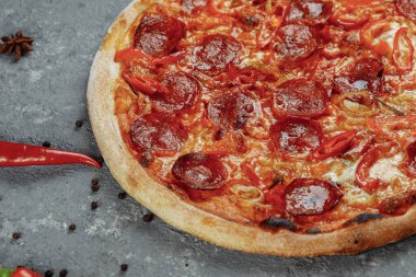 İnce dilimlenmiş pepperoni, Amerikan usulü pizzaların popüler bir pizzasıdır..