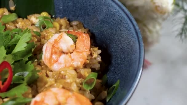 在深色背景的黑色盘子里放虾的泰国米饭。版权的地方 — 图库视频影像