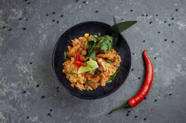 Tavuklu Tayland pilavı. Tayland yemeği, tavuk, Yalta soğanı, mısır, ananas, domates, soya sosu, acı biber ezmesi, kişniş, limon, acı biber yeşili soğan baharatları.