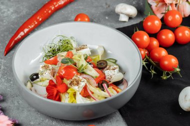 Geleneksel Yunan salatası taze sebze, peynir ve zeytinli. Üst Manzara. Seçici odak.