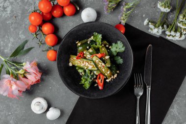 Susam tohumlu salatalık salatası, şeker, kırmızı ve siyah biber, zeytinyağı.