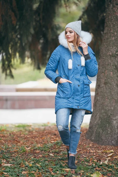 Amoureuse Nature Une Fille Veste Promène Dans Parc Automne Vêtements — Photo