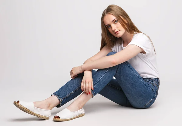 Joven Hermosa Mujer Una Camiseta Blanca Jeans Sobre Fondo Blanco — Foto de Stock