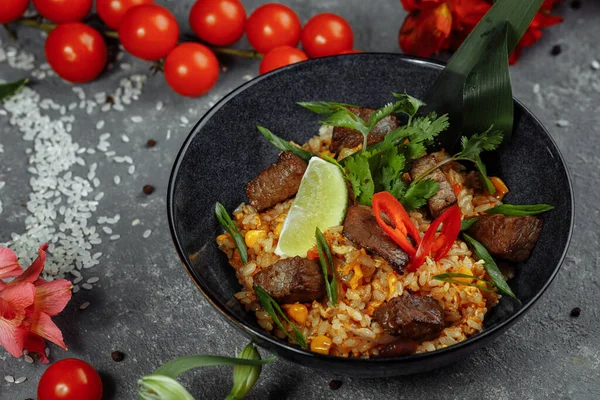Gri desenli arka planda sığır eti ve sebzeli kızarmış pirinç..